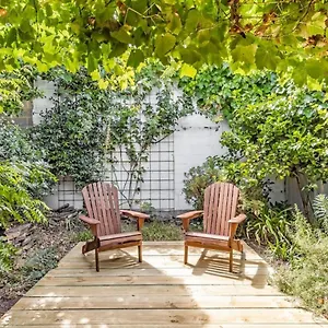 Stylish And Modern 2 Bedroom Townhouse In Claxton Holiday home Adelaide